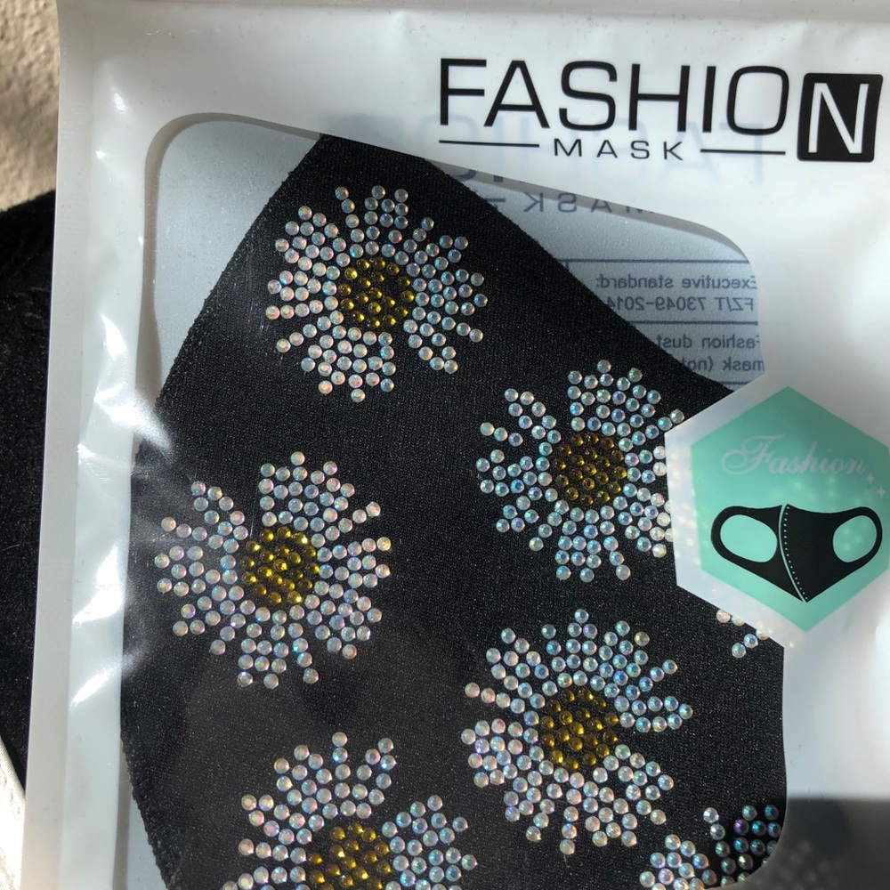 NIB Flower Crystal Rhinestone Reusable Face Mask - Picture 2 of 4